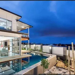 luxury-family-house-with-panoramic-ocean-views.queenslandhotels.net/